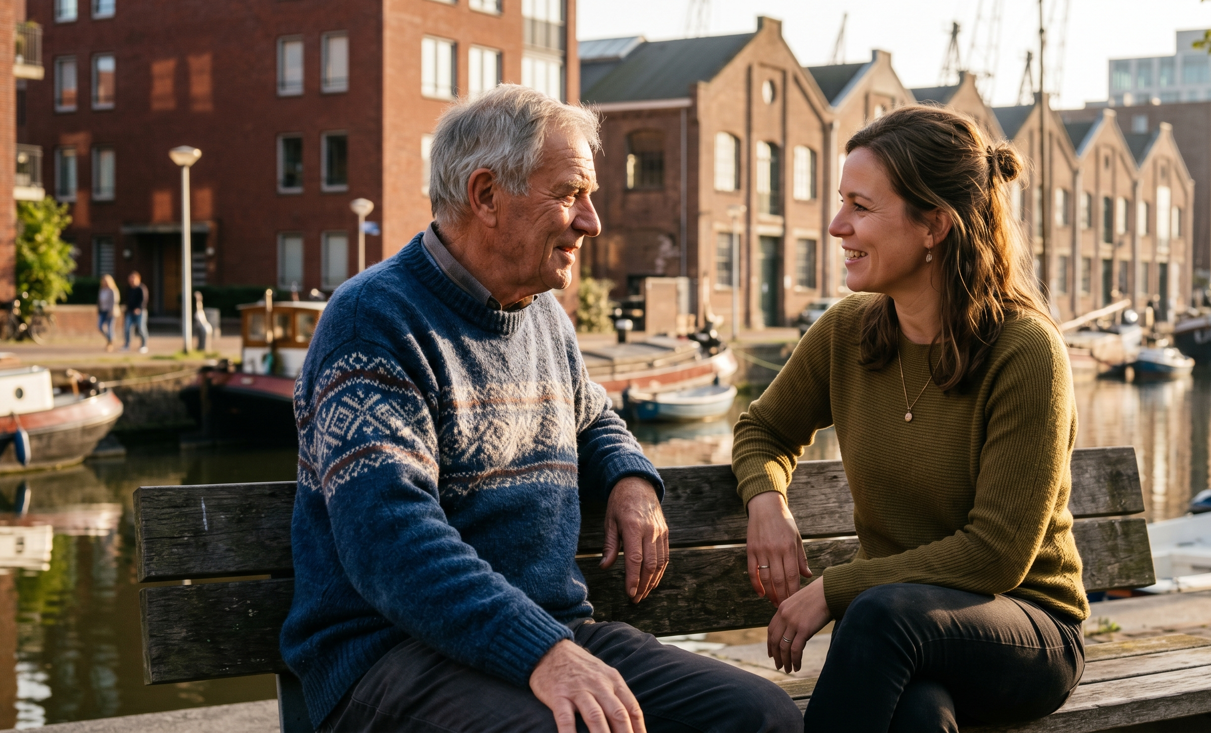 Twee buurtbewoners in gesprek aan de Oude Haven